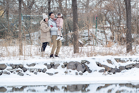 一家人站着雪地里图片
