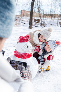 欢乐家庭在雪地里照相图片