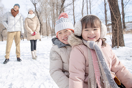 欢乐家庭在雪地上玩雪橇图片