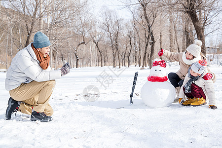 欢乐家庭在雪地里照相图片