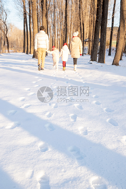 快乐家庭在雪地里散步图片