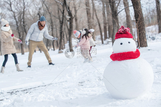 雪地里的一家人和雪人图片