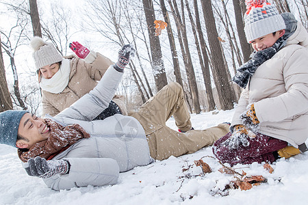 冬季深林雪景打雪仗的快乐家庭背景