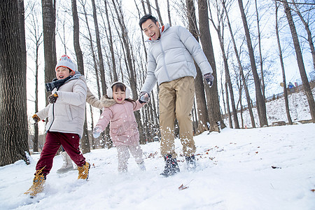 爸爸和孩子们在雪地里玩耍图片