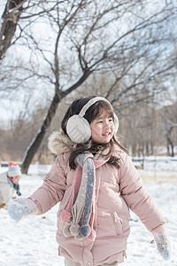 两个小朋友在雪地里玩耍高清图片