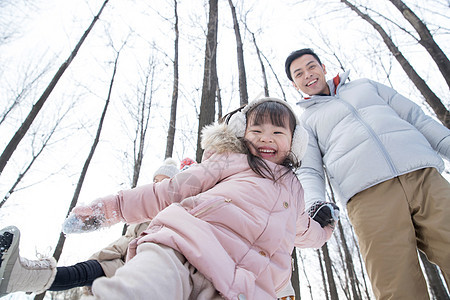 爸爸和孩子们在雪地里玩耍图片