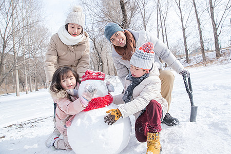 欢乐家庭在雪地里堆雪人图片