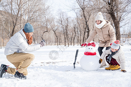 欢乐家庭在雪地里照相图片