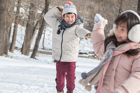 两个小朋友在雪地里玩耍高清图片