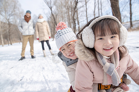 欢乐家庭在雪地上玩雪橇图片