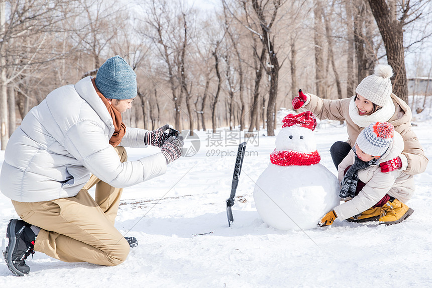 欢乐家庭在雪地里照相图片