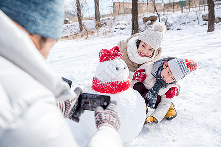 欢乐家庭在雪地里照相高清图片