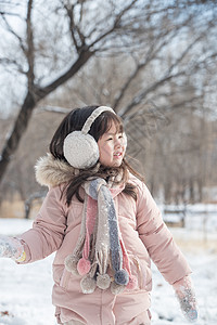 快乐的小女孩在雪地里玩耍高清图片