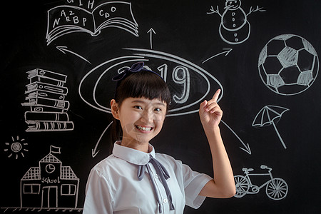 新年梦想小学女生站在黑板前背景