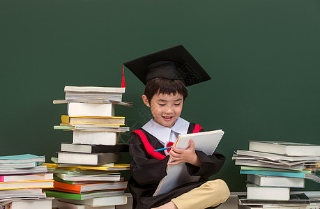 穿着学士服的小学男生高清图片