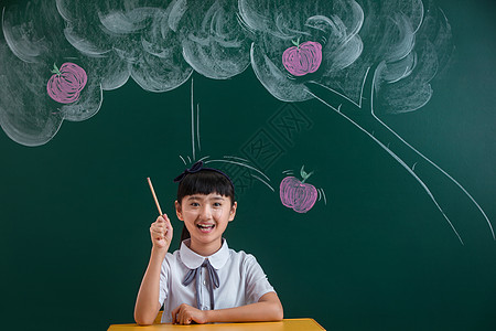 小学女生在教室图片