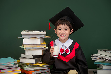 男孩穿着学士服穿着学士服的小学男生背景