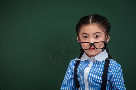 戴着眼镜的小学女生高清图片