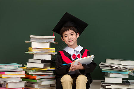 男孩穿着学士服穿着学士服的小学男生背景