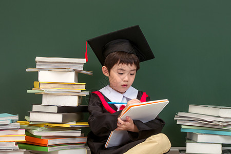 穿着学士服的小学男生图片