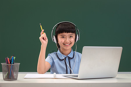 小学生电脑小学女生在线学习背景