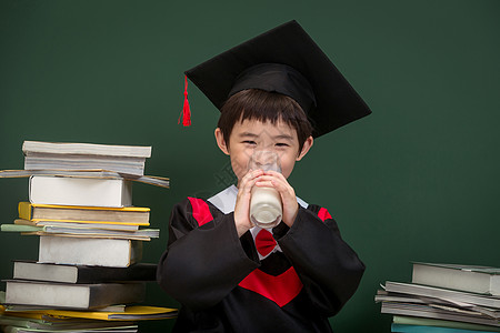 穿着学士服的小学男生图片