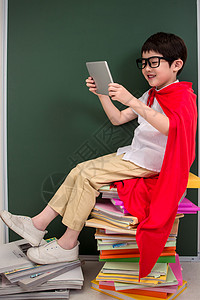 小学男生在玩平板电脑高清图片