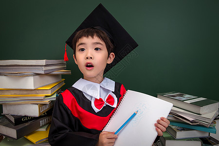 穿着学士服的小学男生高清图片