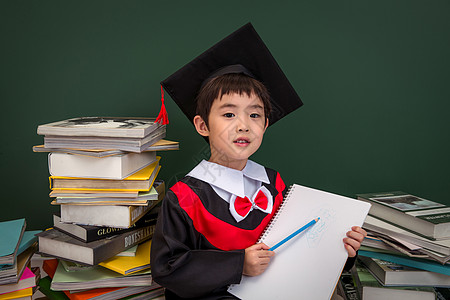 男孩穿着学士服穿着学士服的小学男生背景