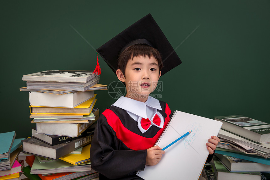 穿着学士服的小学男生图片