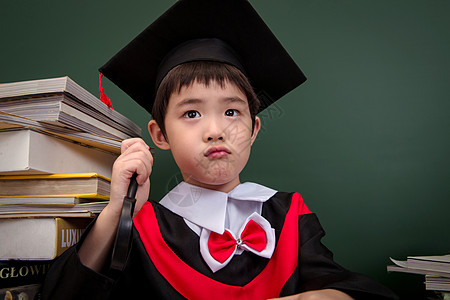 穿着学士服的小学男生图片