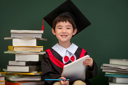 穿着学士服的小学男生图片