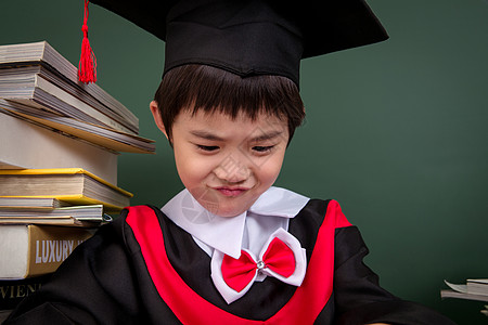 穿着学士服的小学男生图片