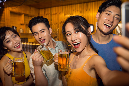 青年人在酒吧喝酒图片