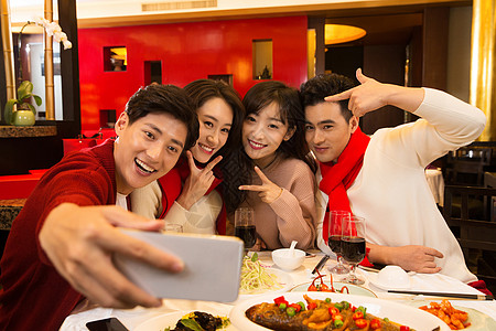 青年人在餐厅聚餐图片