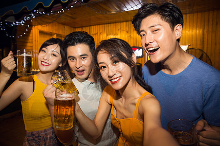 青年人在酒吧喝酒高清图片