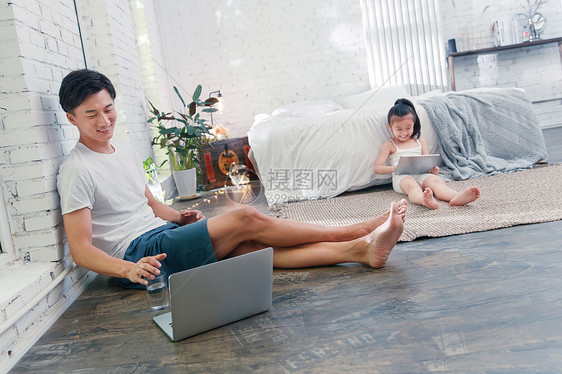快乐的父女俩在卧室享受休闲时光图片