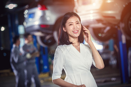 汽车修理青年女人在4S店背景