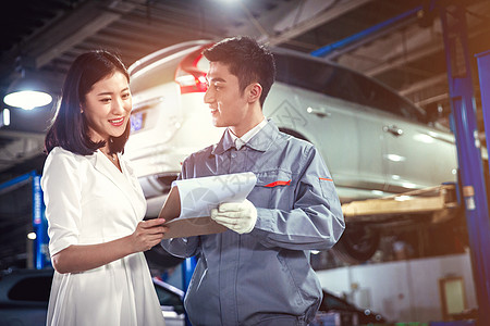 购买汽车修理汽车修理人员和顾客背景