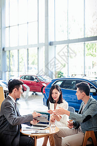 汽车4S店汽车销售人员和顾客背景