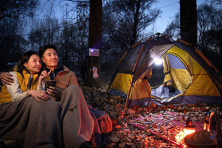 幸福夫妇夜晚在户外露营高清图片