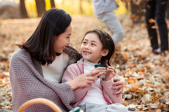 户外郊游幸福的母女图片