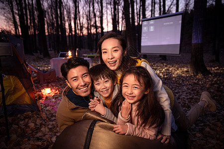 幸福家庭夜晚野外露营高清图片