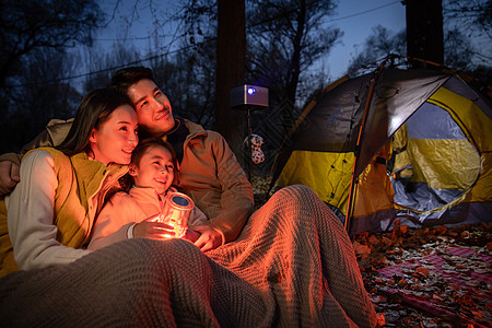 夜晚野外露营的东方家庭图片