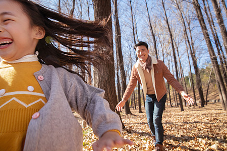 父女跑步素材秋天幸福的父女在户外玩耍背景