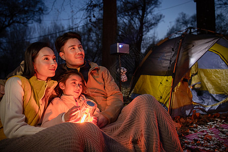 夜晚野外露营的东方家庭图片