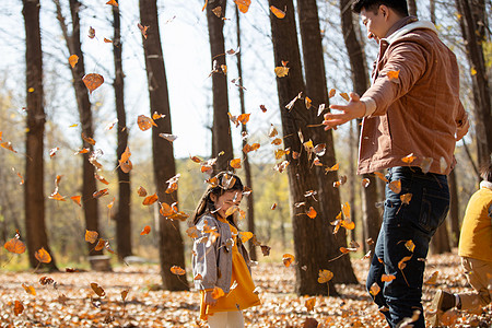 看风景父女快乐的孩子们和父亲在户外玩树叶背景