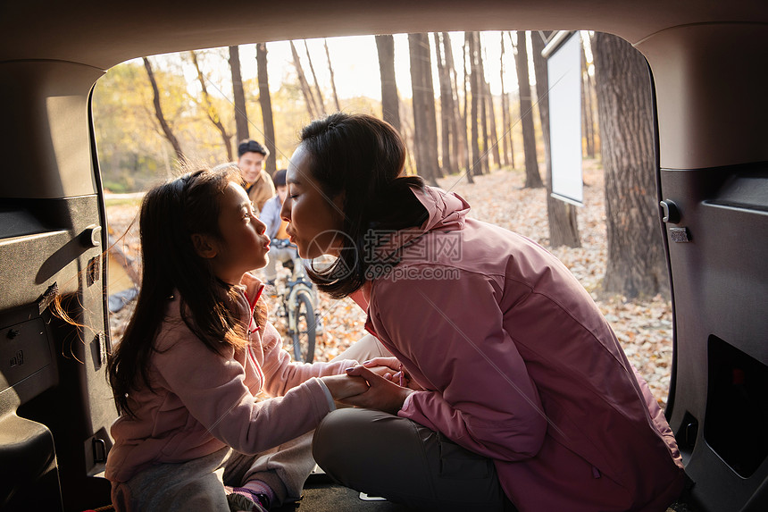 幸福母女在车中游戏快乐父子在学自行车图片