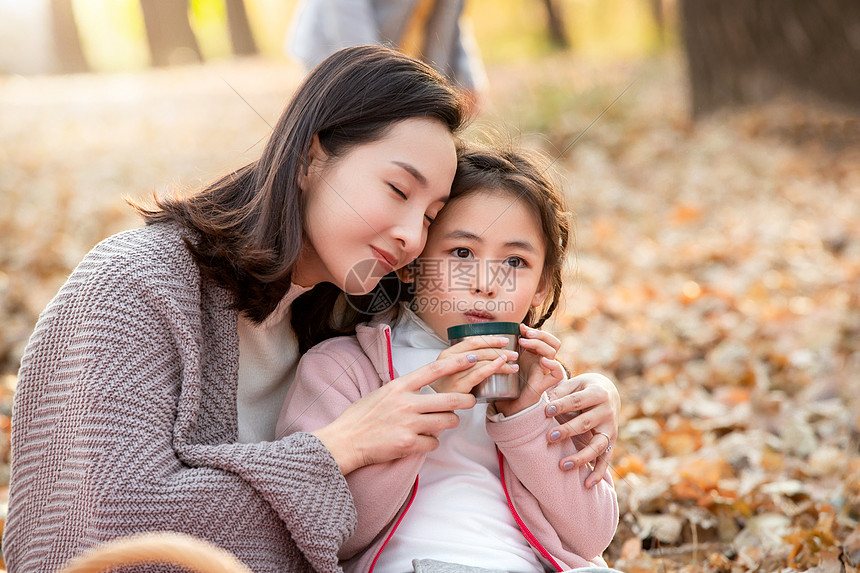 户外郊游幸福的母女图片