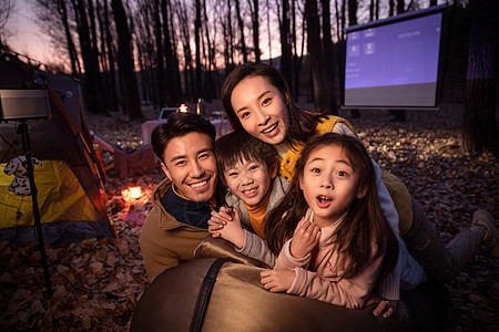 幸福家庭夜晚野外露营图片